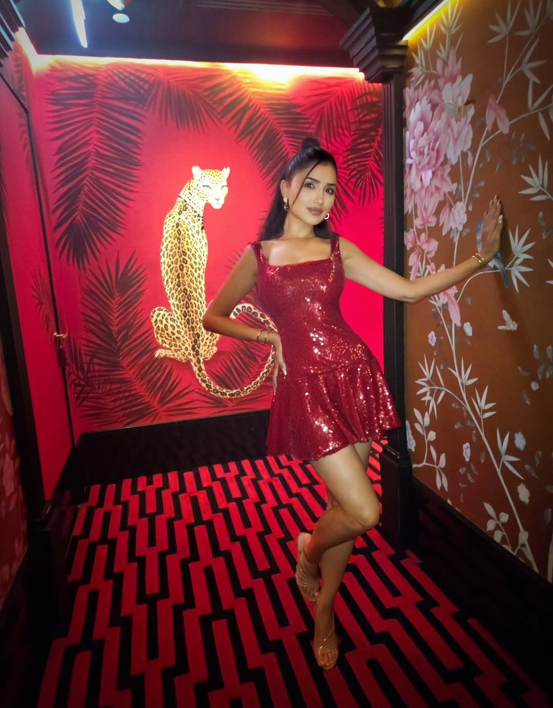 مي عمر بفستان سهرة قصير باللون الأحمر