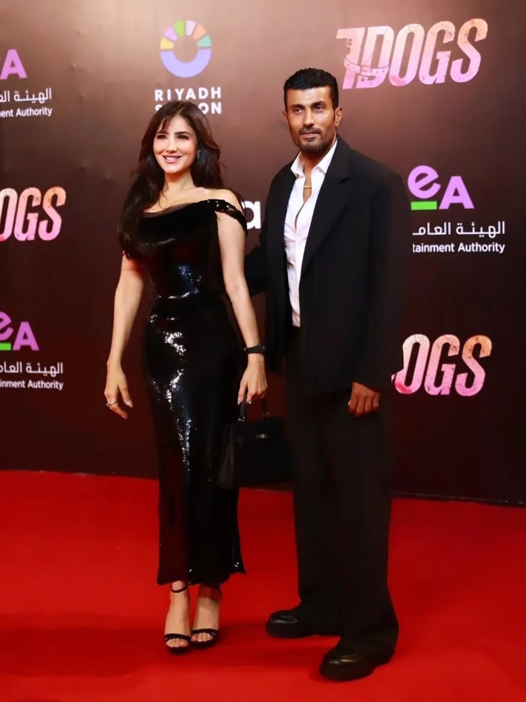مي عمر بفستان مرصع بالترتر الأسود