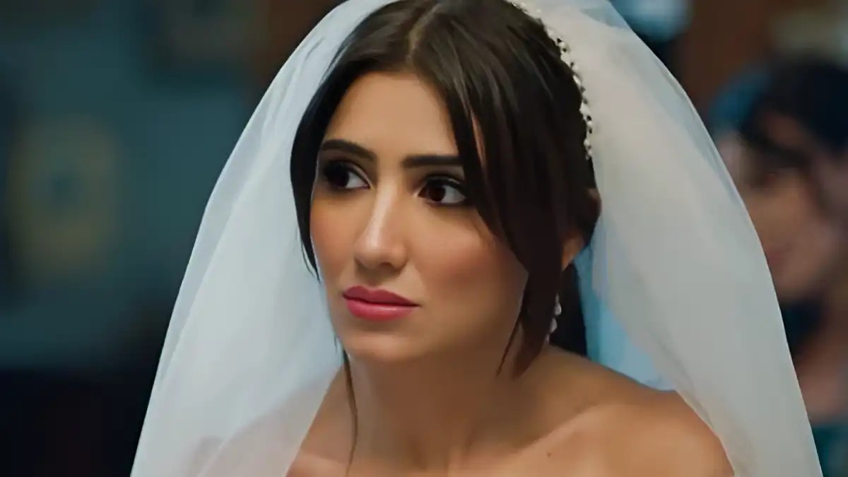 مي عمر بمكياج وردي ناعم وتسريحة شعر ملموم