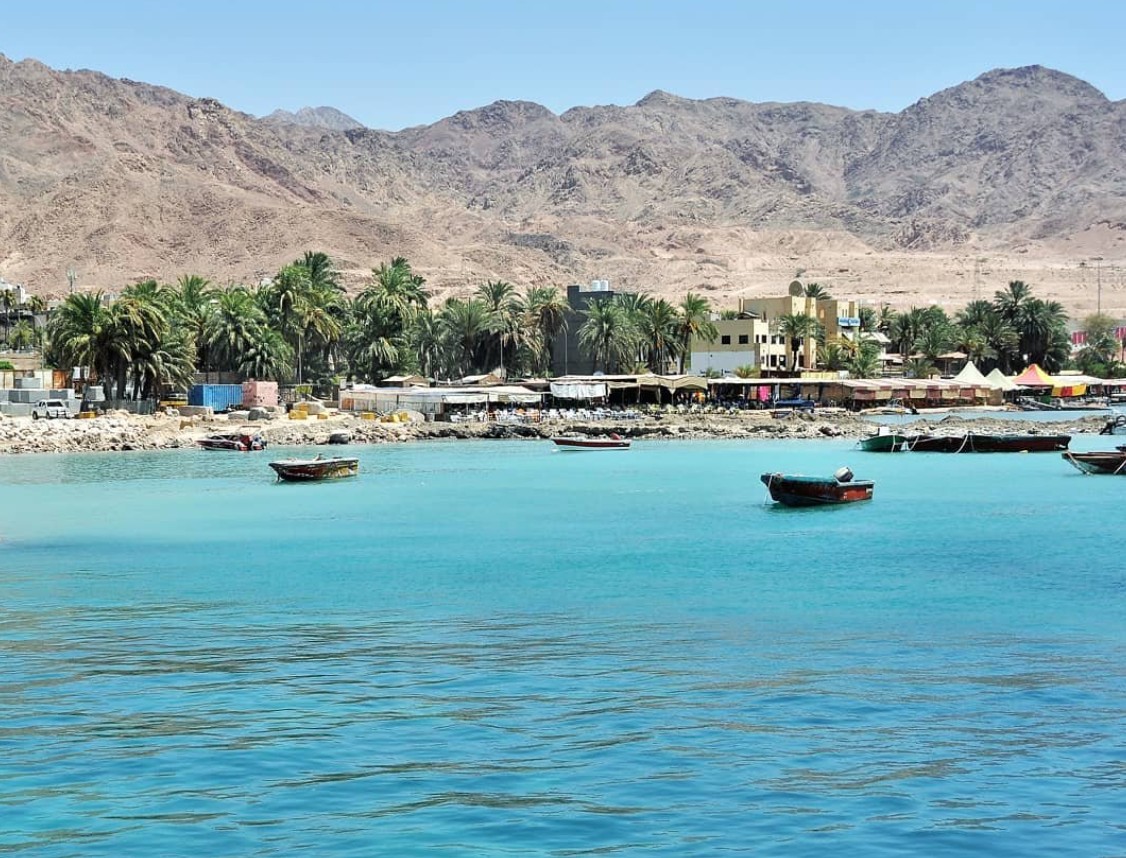 مياه البحر الأحمر الفاتنة تزيد من روعة التجربة في العقبة