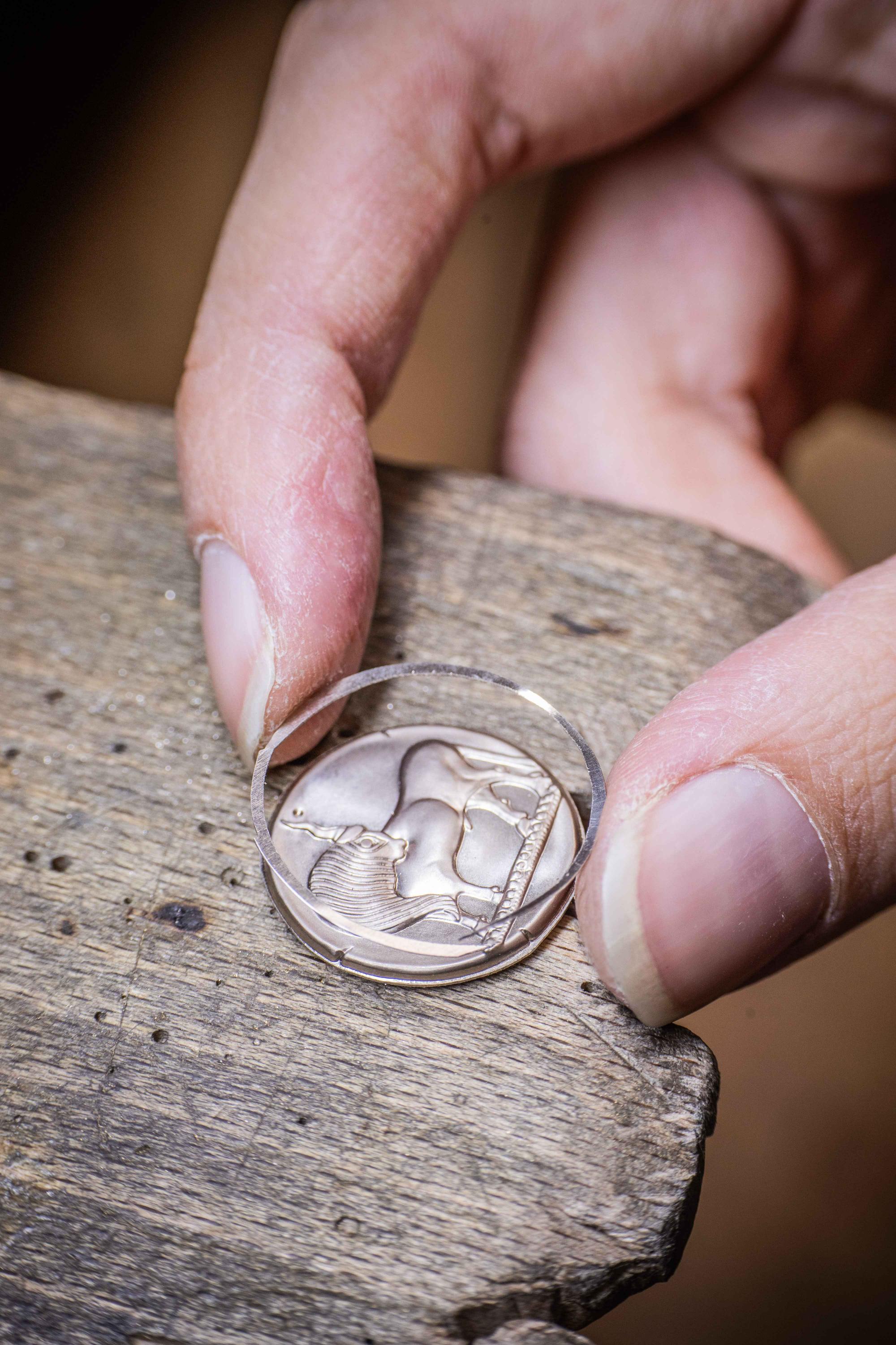 ميدالية بالذهب الأبيض