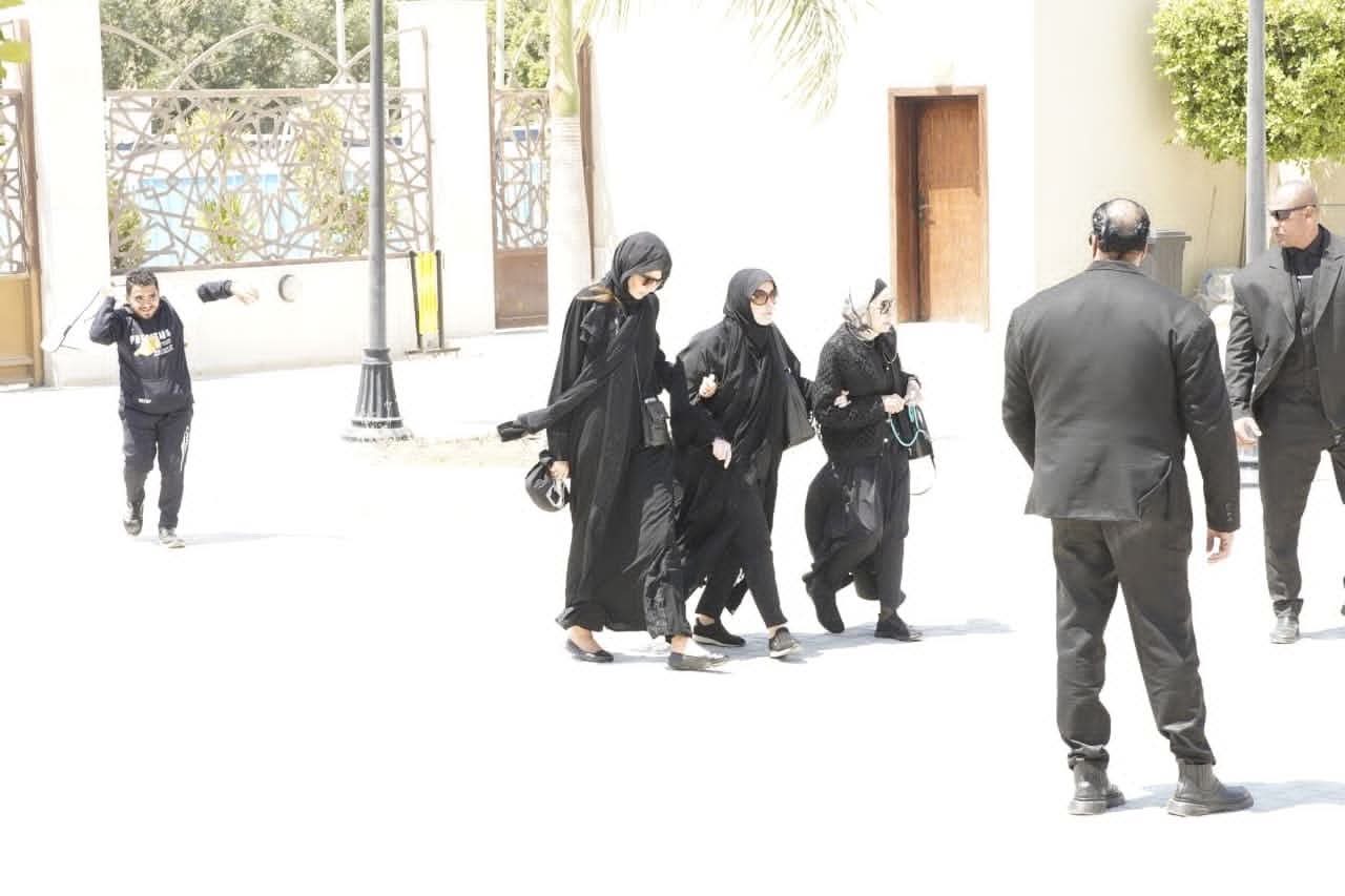 ميرفت أمين تصل إلى جنازة هاني شاكر