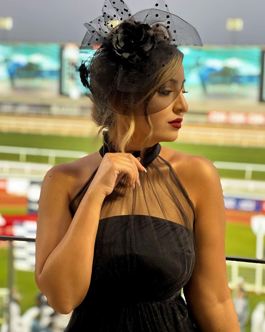 اطلالات الجميلات بالقبعات الكبيرة