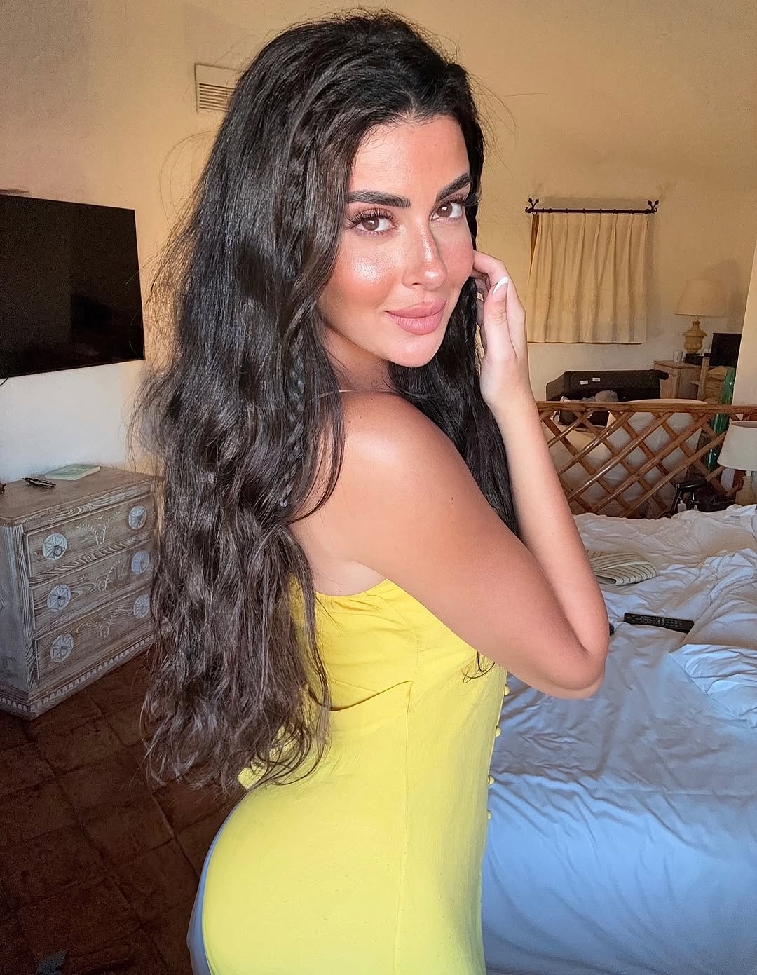 ميرنا نور الدين بالشعر المنسدل مع المكياج النيود