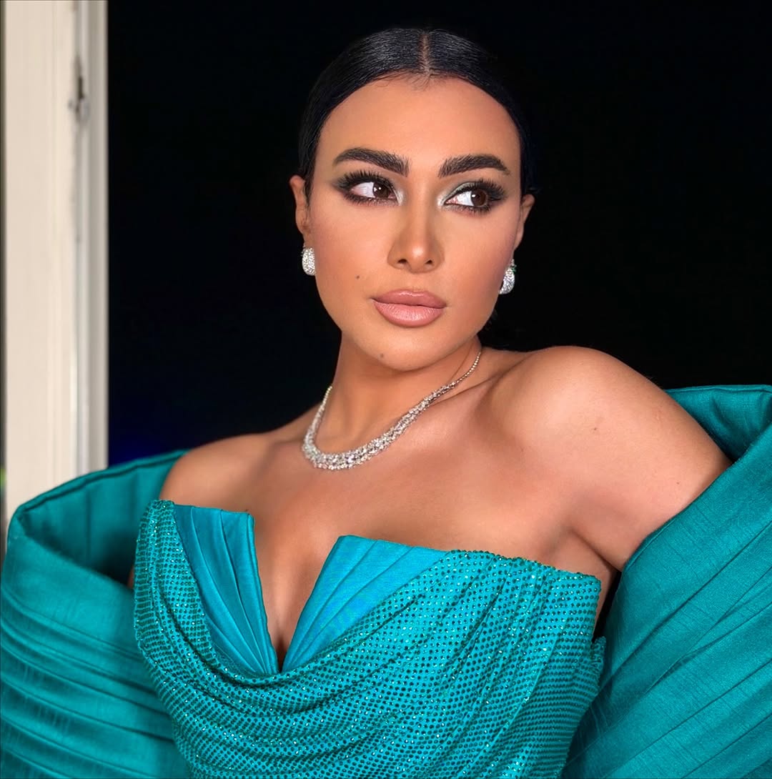 ميريهان حسين بمكياج أزرق