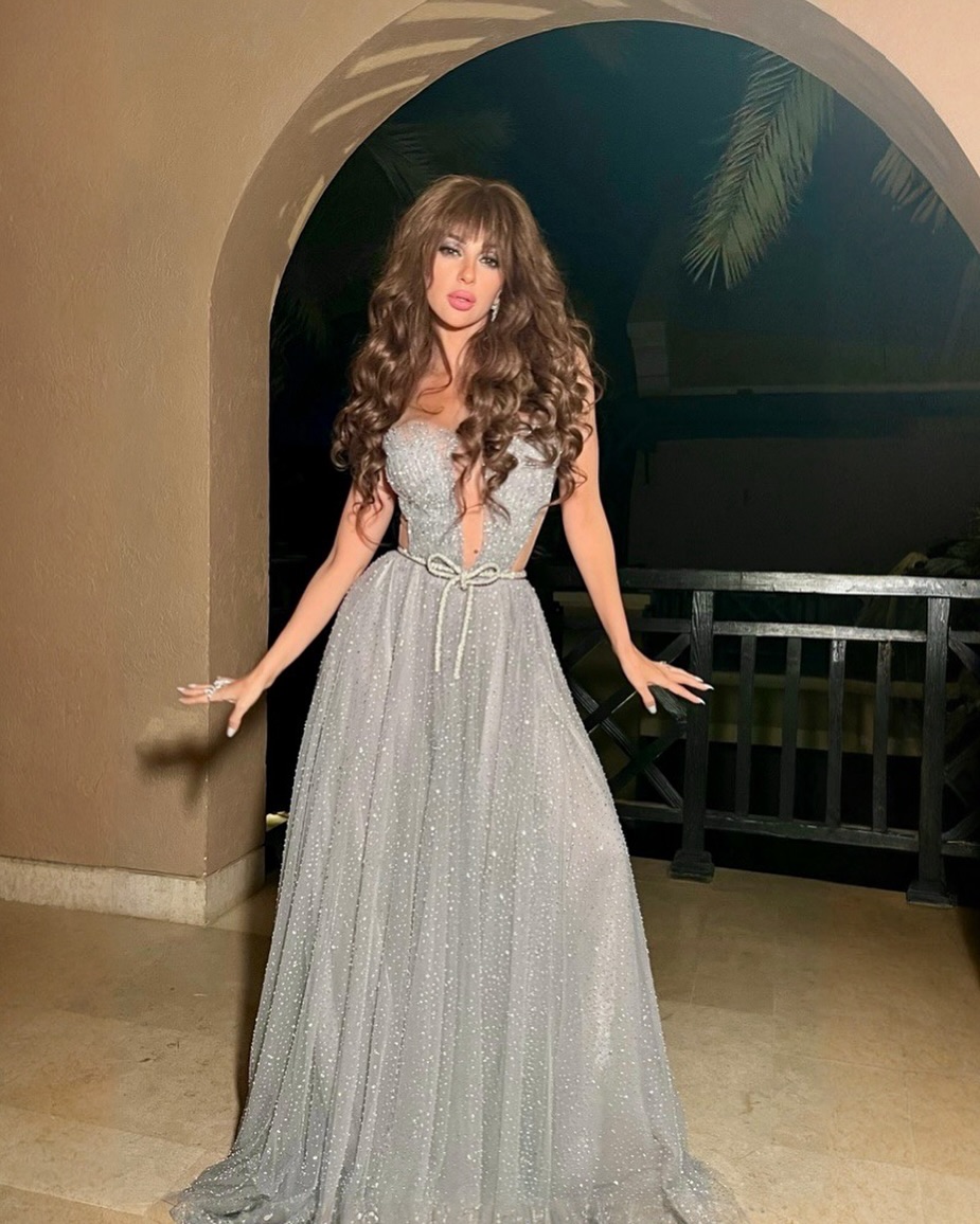 ميريام فارس بالفستان الفضي اللامع من Edmond Moussallem، 