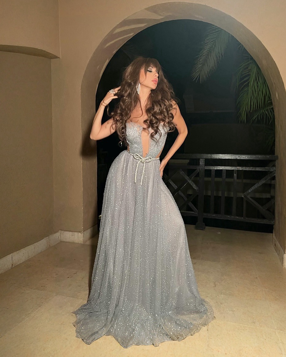 ميريام فارس بفستان ناعم باللون الرمادي اللامع
