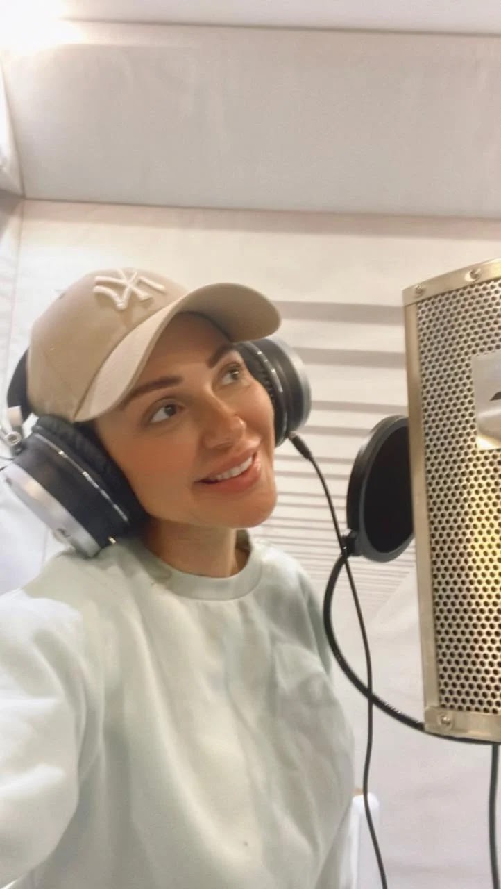 ميريام فارس في استديو الأغاني داخل منزلها