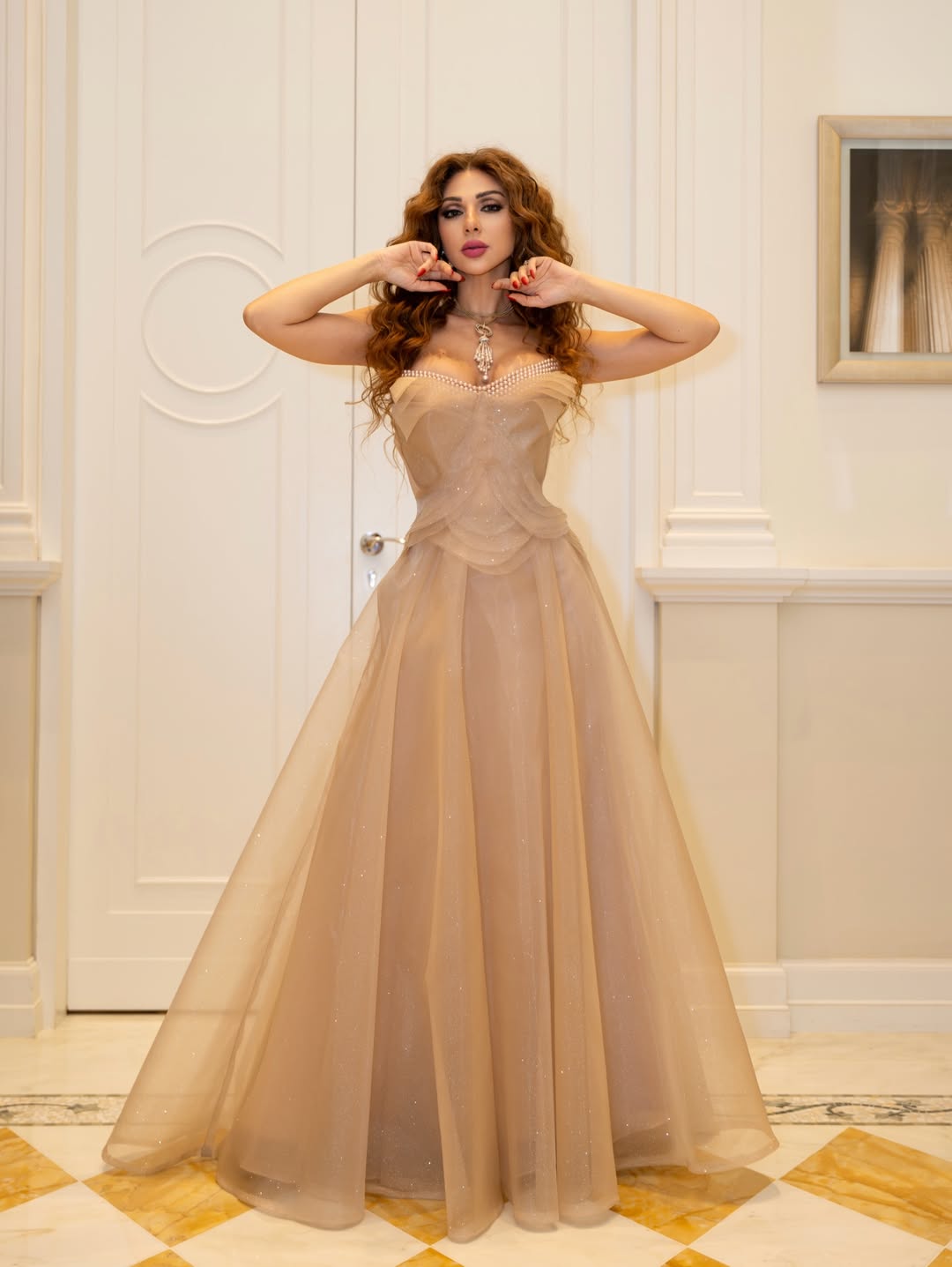 ميريام في حفل آخر فستانا ناعما بلون نيود فاتح