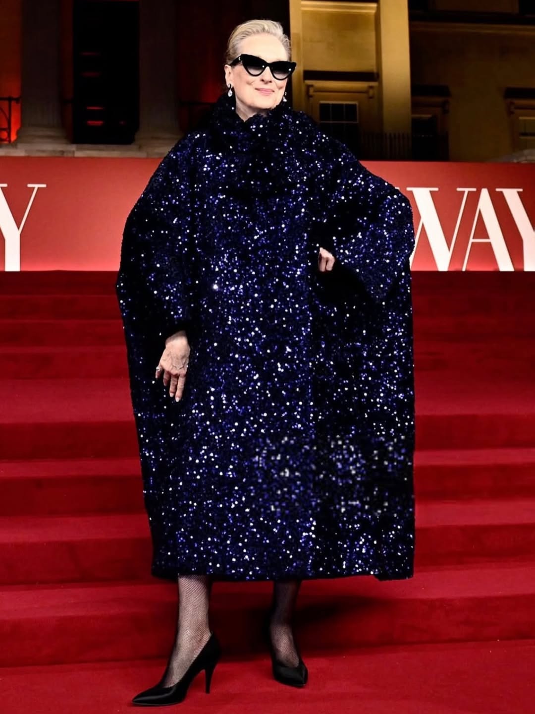 ميريل بفستان ميدي بقصة أوفر سايز بقصة كاب مرصع 