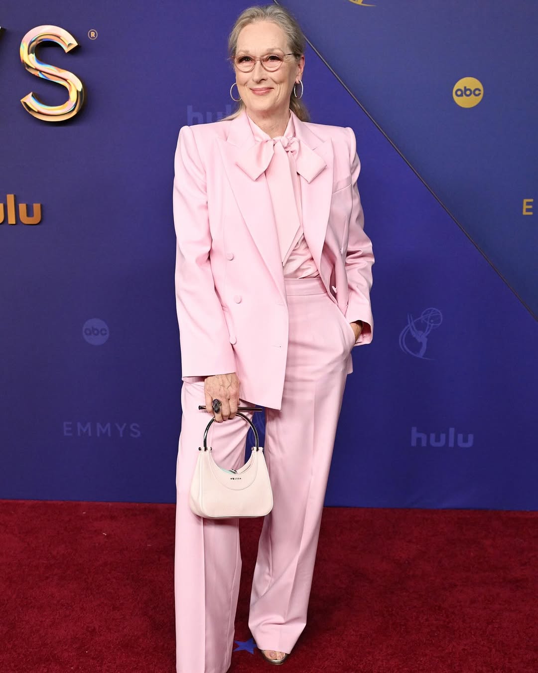 ميريل ستريب  ببدلة ناعمة باللون الزهري الفاتح من توقيع Alexandre McQueen،