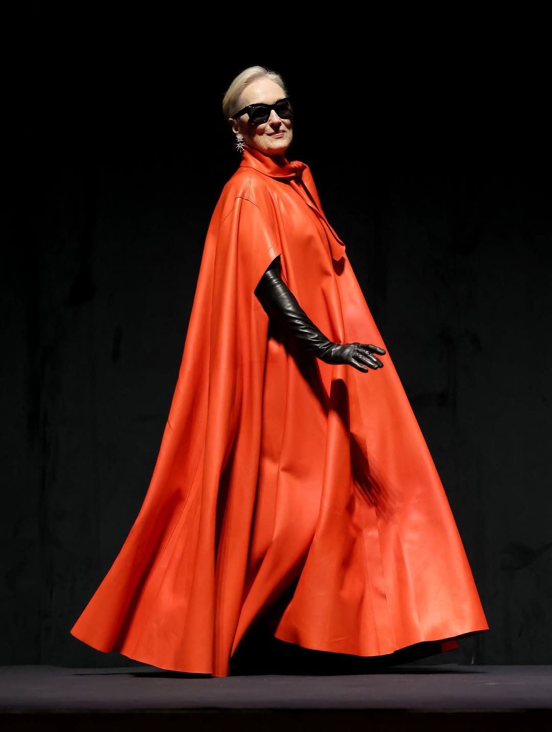  ميريل ستريب بإطلالة من Givenchy بكاب طويل من الجلد الأحمر