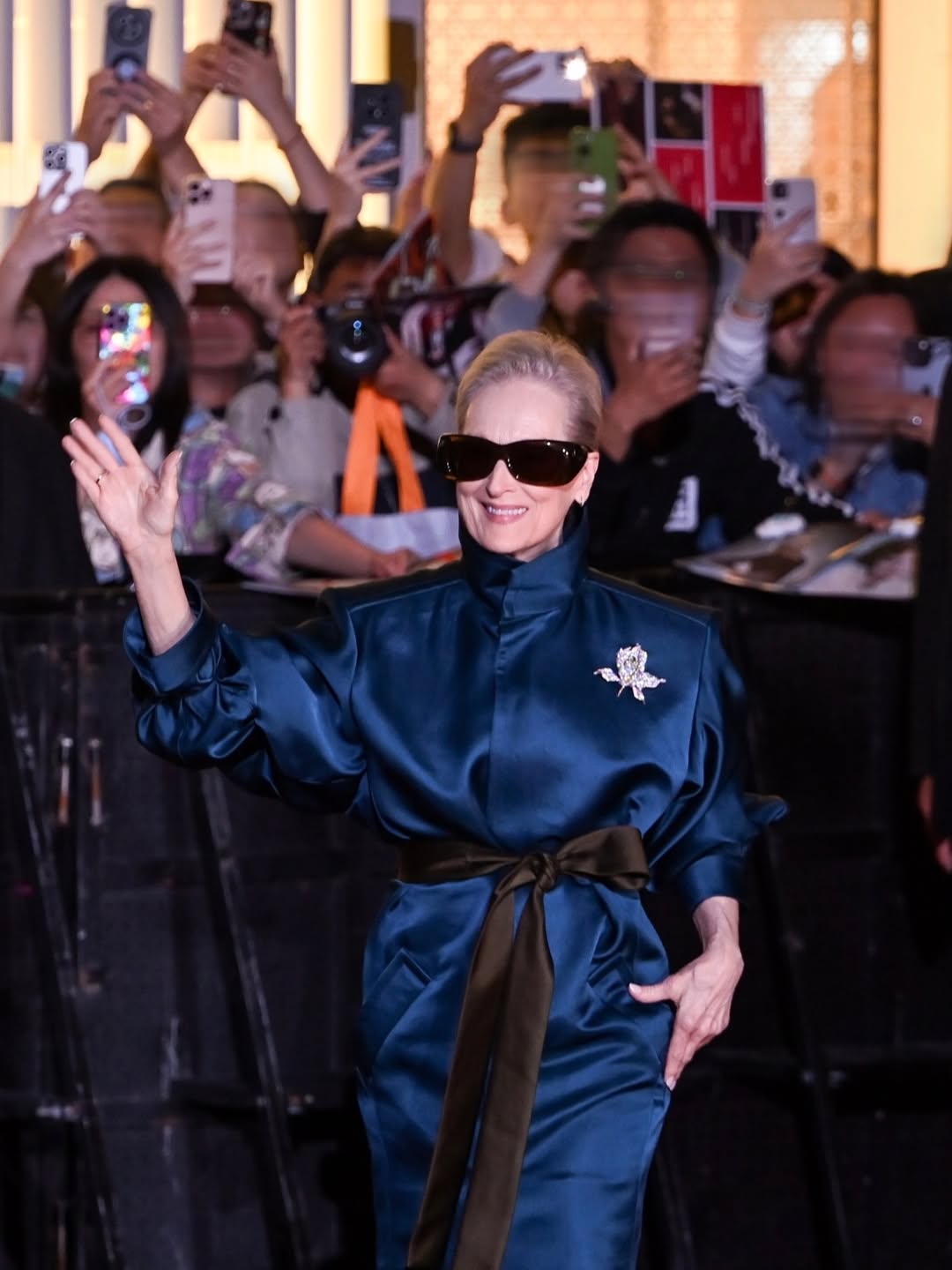 ميريل ستريب بالفستان المعطف من الحرير باللون الأزرق الداكن