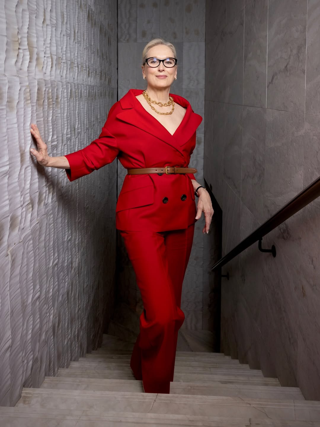  ميريل ستريب ببدلة بتصميم كلاسيكي معاصر باللون الأحمر الناري