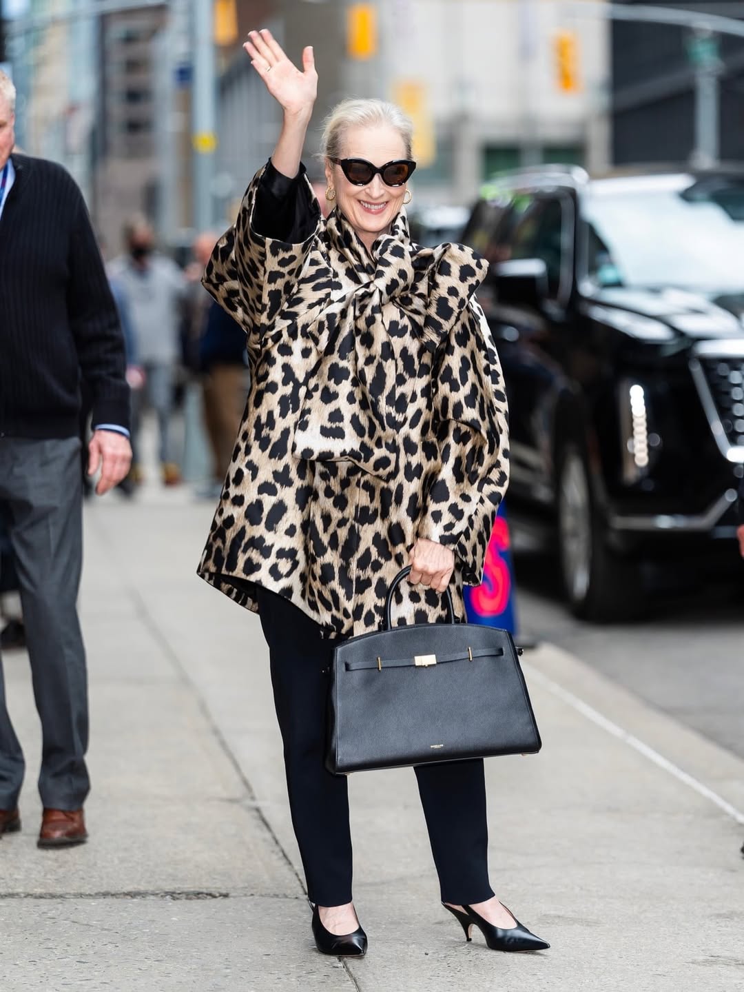 ميريل ستريب ببنطال أسود مع قميص حريري بقصة أوفر سايز تزينها نقشة برية