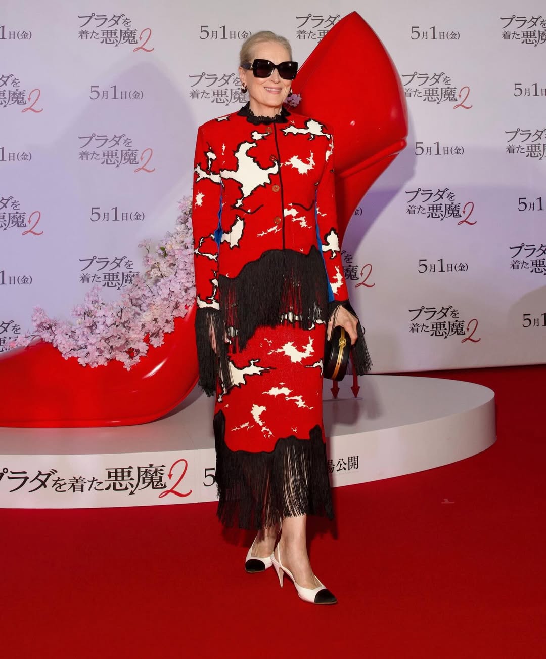 ميريل ستريب بطقم باللون الأحمر مزين بطبعة عشوائية باللون الأبيض