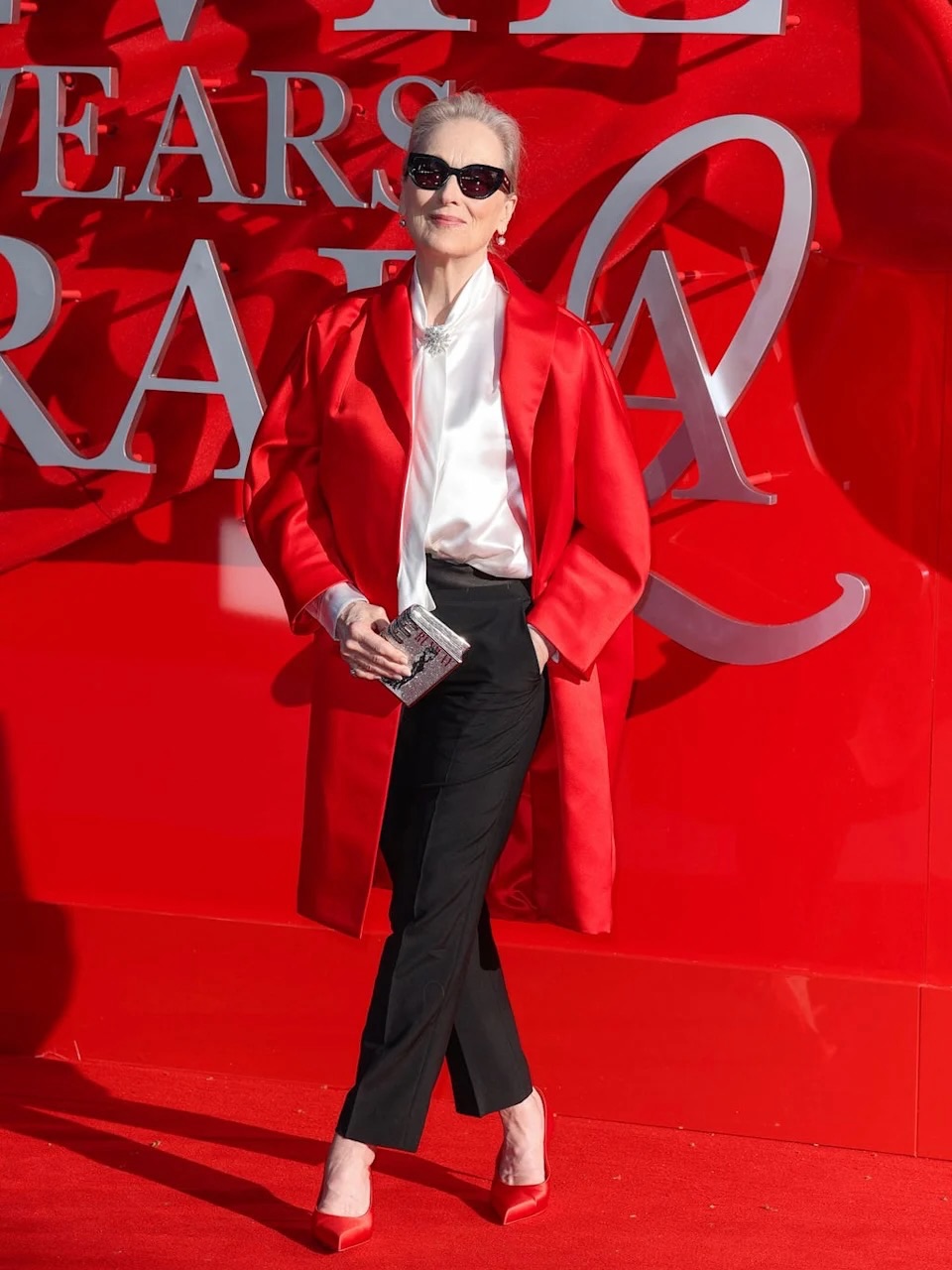 ميريل ستريب بنطال كلاسيكي أسود مع قميص حريري أبيض وجاكيت حريري أوفر سايز