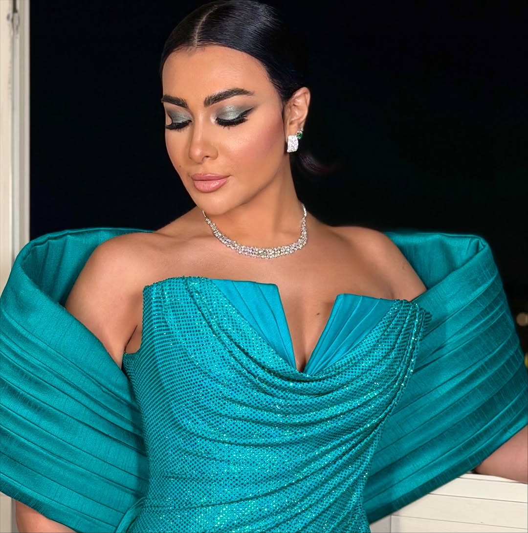 ميريهان حسين بمكياج قوي ازرق