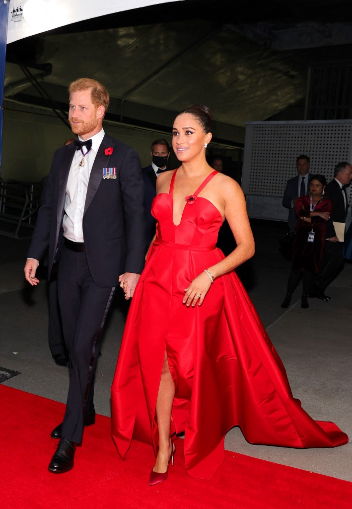ميغان بفستان باللون الأحمر الناري من ماركة Carolina Herrera
