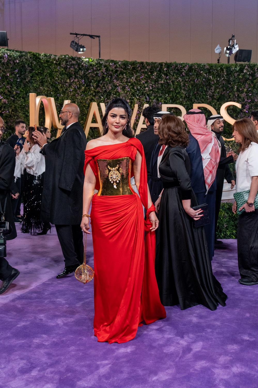 ميلا الزهراني  بإطلالة باللون الاحمر بلمسة الكورسيه المعدني الصلب باللون الذهبي