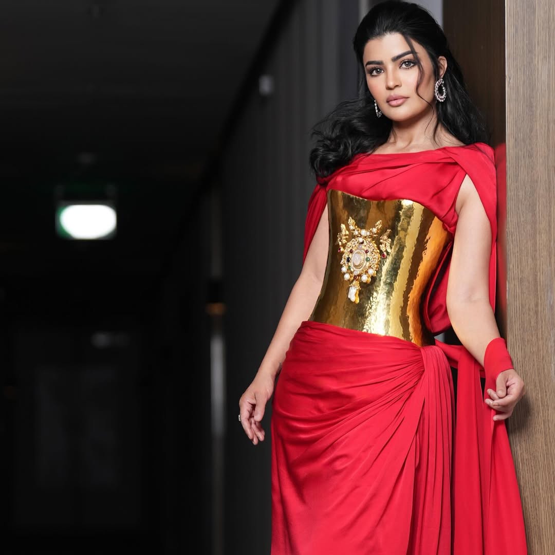 ميلا الزهراني بإطلالة باللون الأحمر الناري من تصميم كريكور جابوتيان،