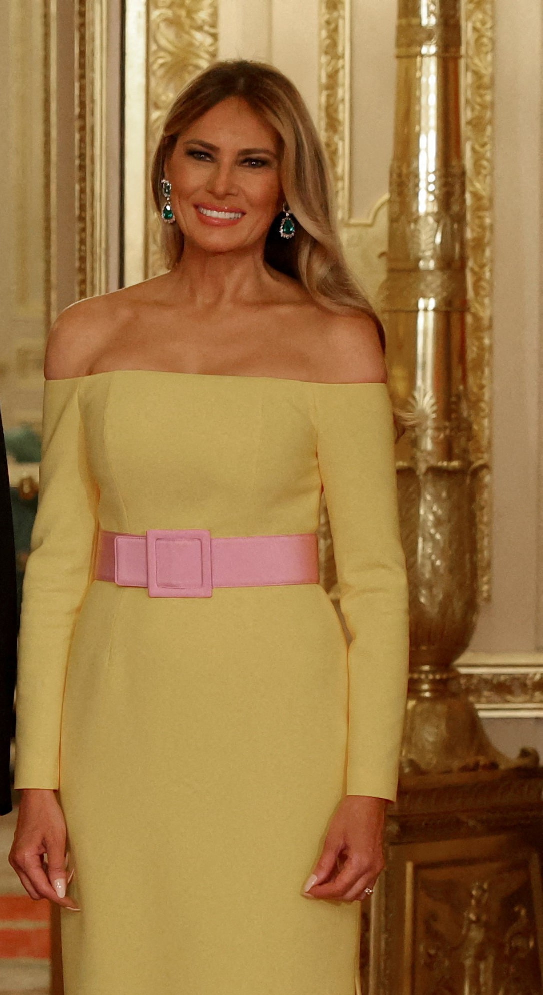 ميلانيا ترامب بأقراط مرصّعة بالألماس وأحجار الأكوامارين الفارهة