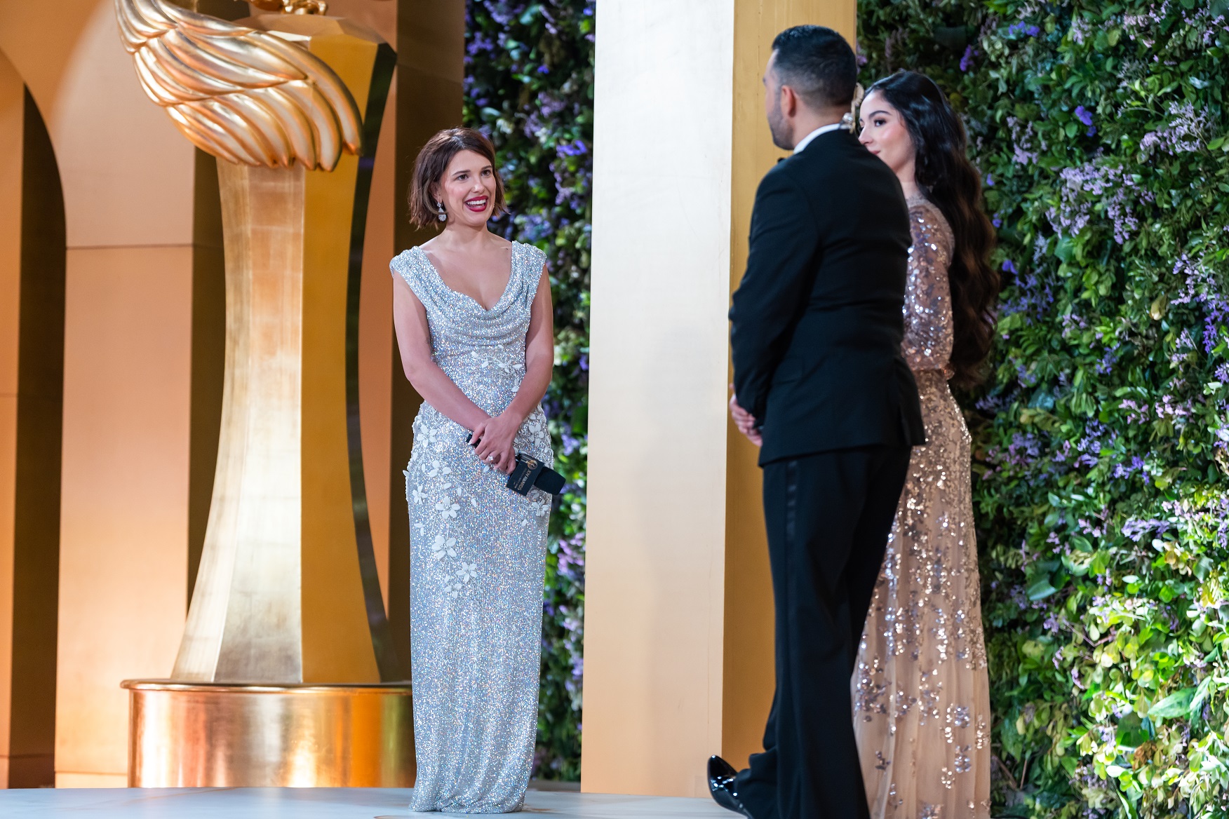 ميلي بوبي براون بفستان سهرة براق باللون الفضي