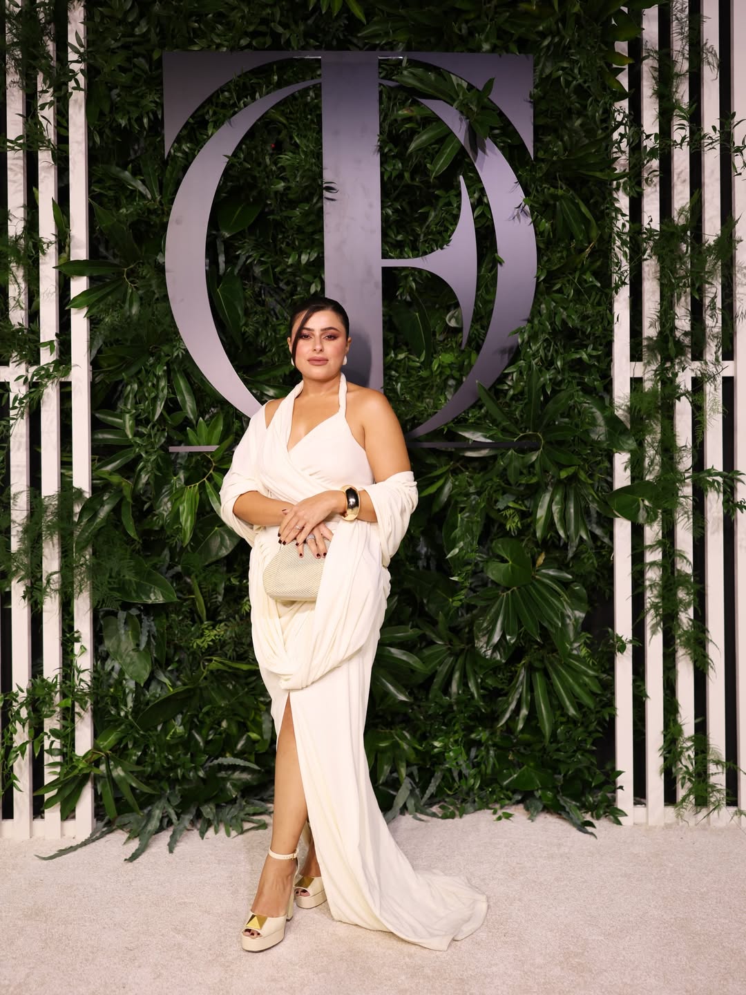 مينا الشيخلي بفستان سهرة انسيابي باللون العاجي