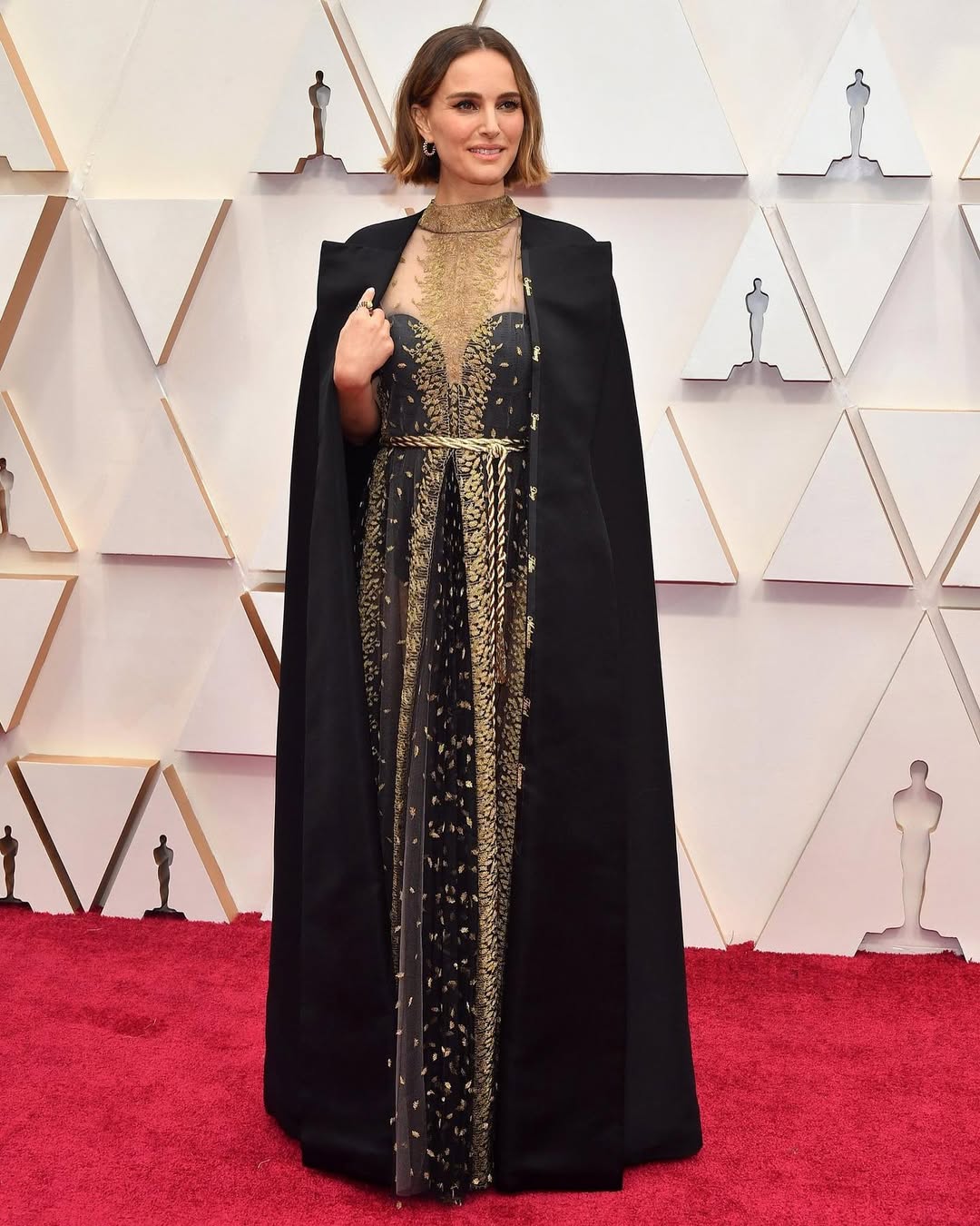 ناتالي بورتمان بفستان طويل بياقة القلب يعلوه طبقة من التل الشفاف المطرز بنقوشات ذهبية