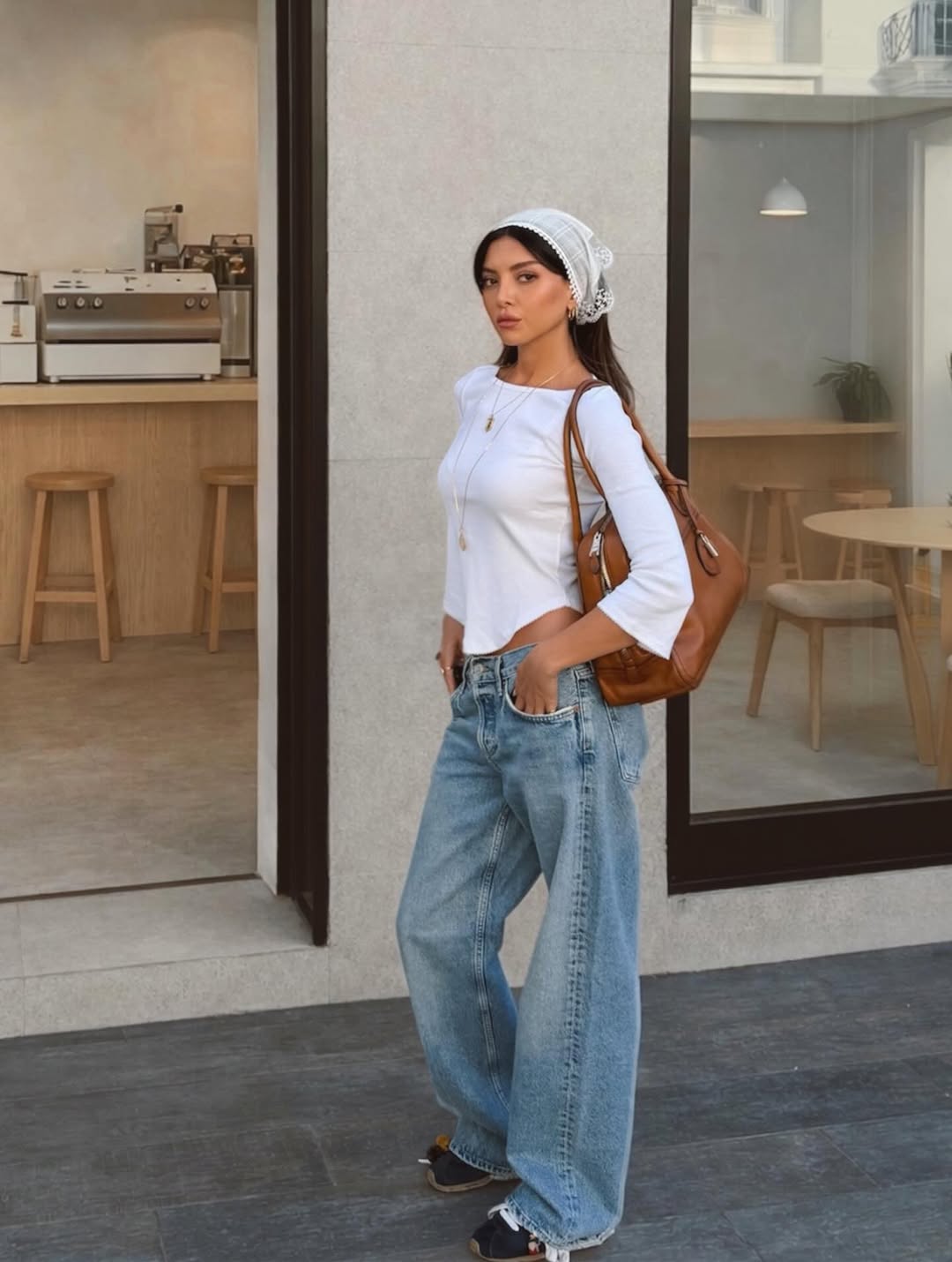 ناتالي فنج ببنطال جينز باللون الأزرق الفاتح