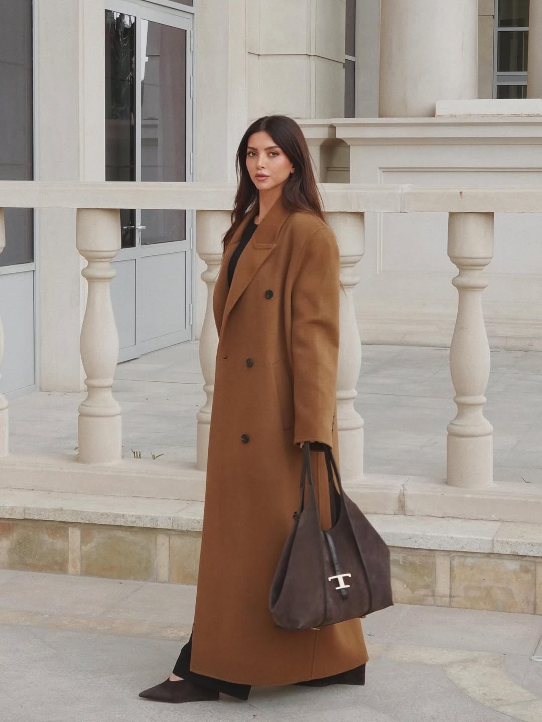 ناتالي فنج ترتدي معطفا طويلا باللون البني بقصة أوفر سايز طويلة