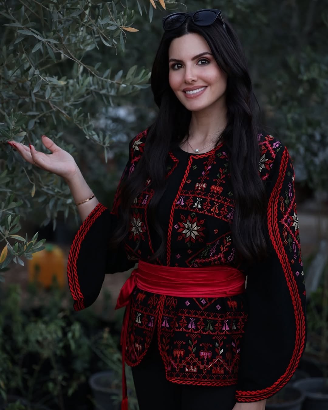 نادين أيوب ببنطلون أسود وجاكيت تزينه تطريزات من وحي التراث الفلسطيني