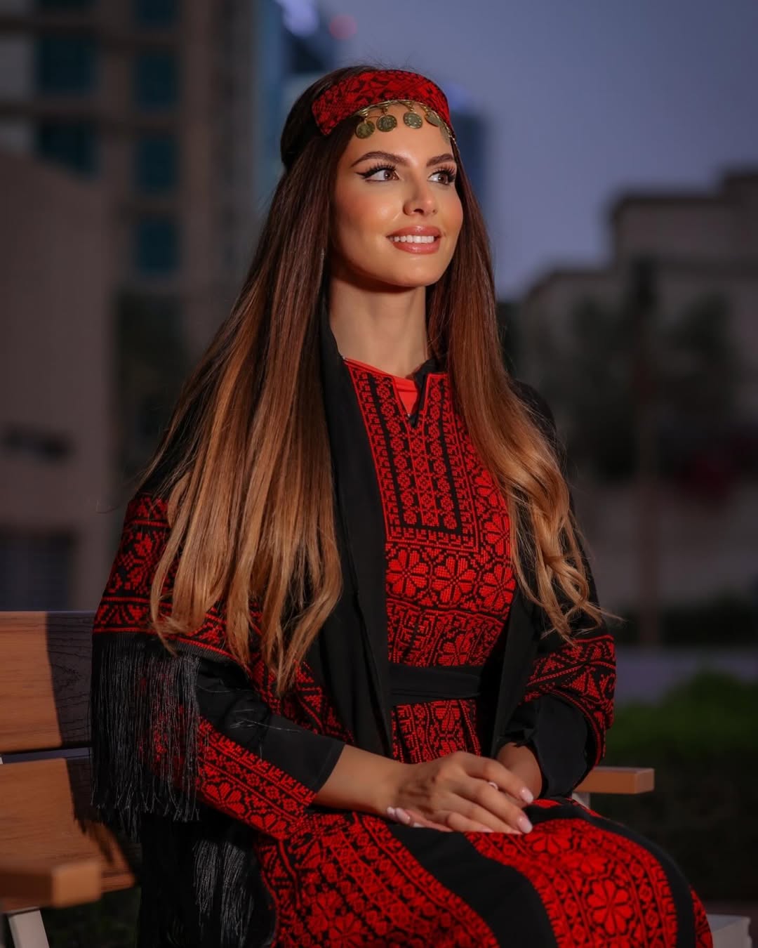  نادين بستايل العباية الطويلة الفضفاضة 
