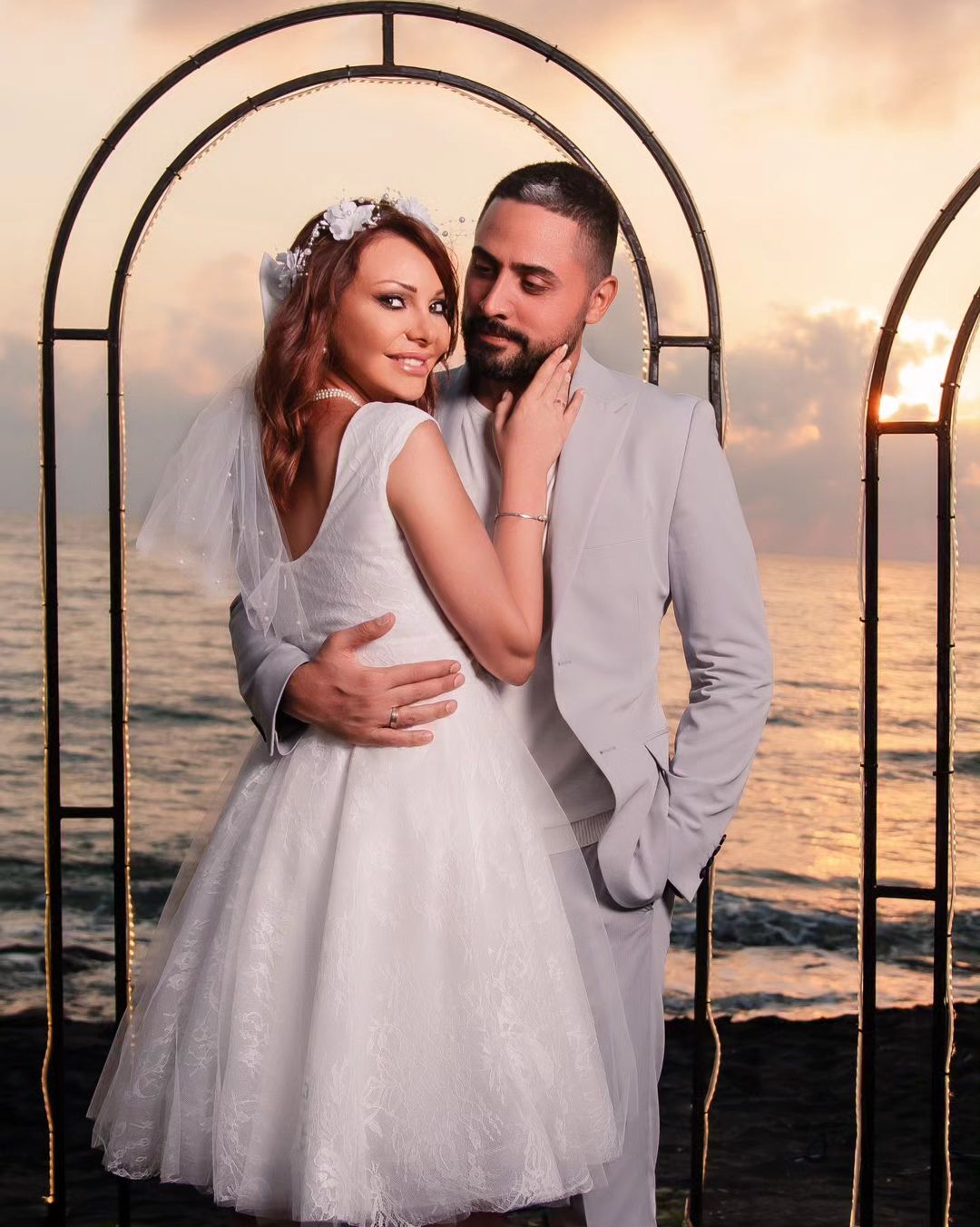 نادين تحسين بيك بتسريحة الشعر المفرود في يوم زفافها