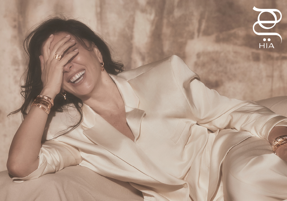 نادين لبكي بقميص وسروال باللون البيج الذهبي بلمسته اللامعة من علامة ماغدا بوتريم