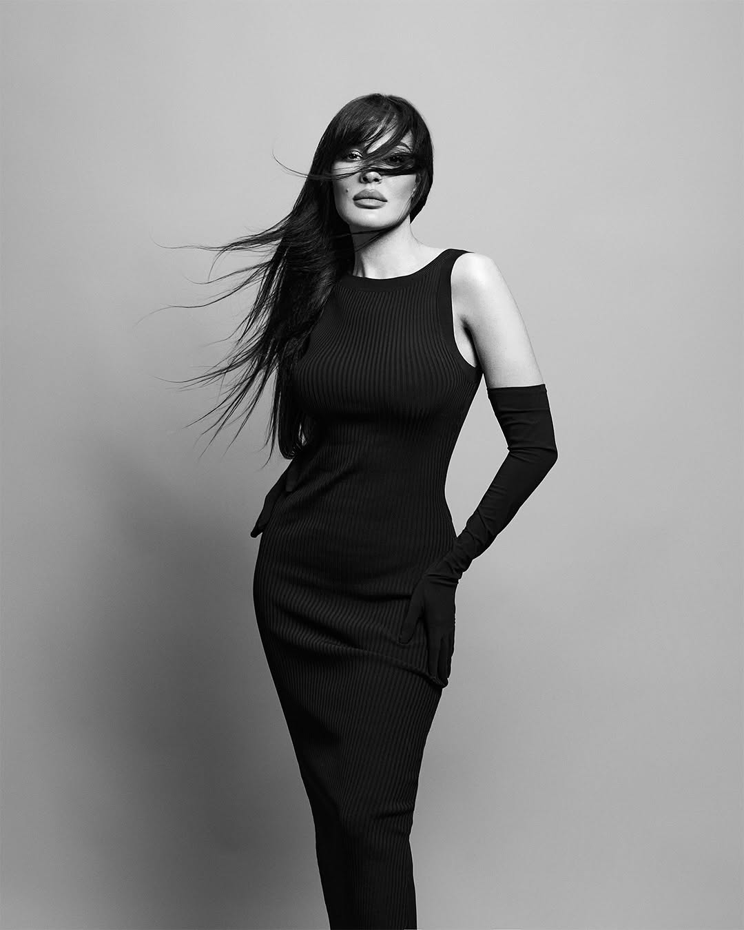 نادين نسيب نجيم بالأسود الكلاسيكي في جلسة تصوير ساحرة