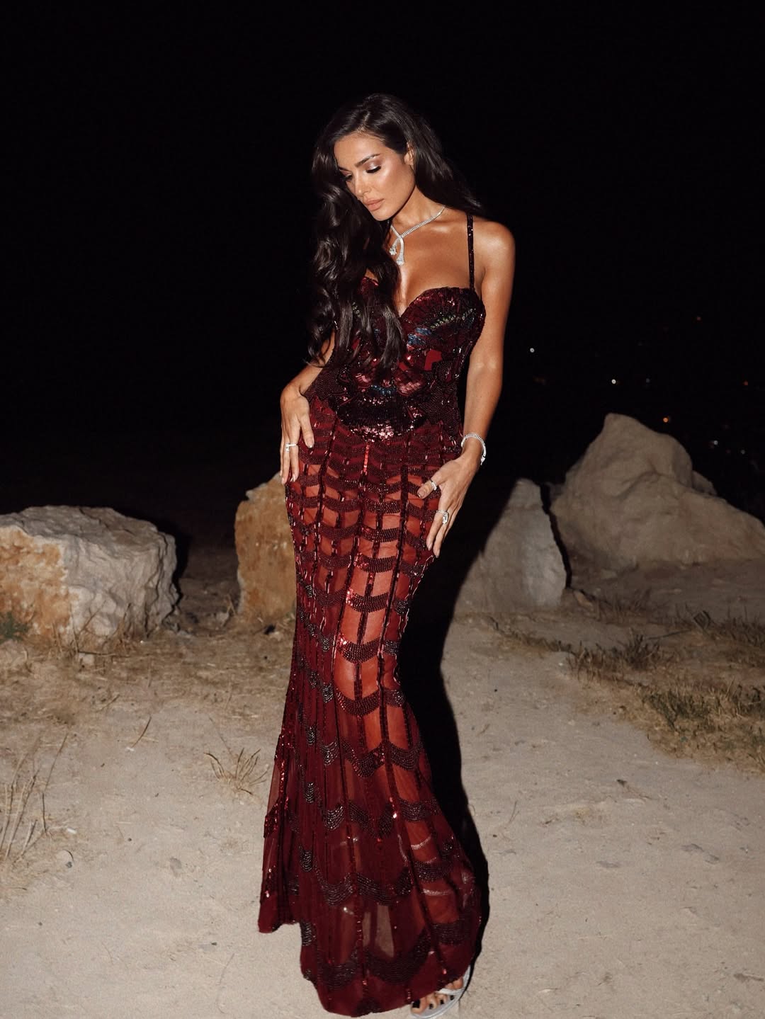 نادين نجيم بفستان برغندي بتوقيع إيلي صعب