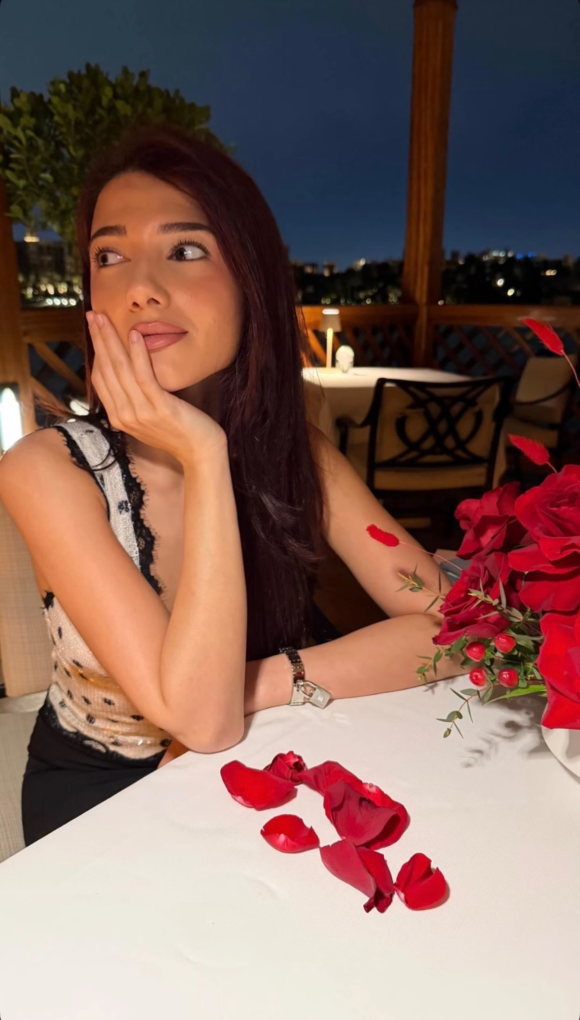 نارين بيوتي خلال احتفالها بذكرى زواجها