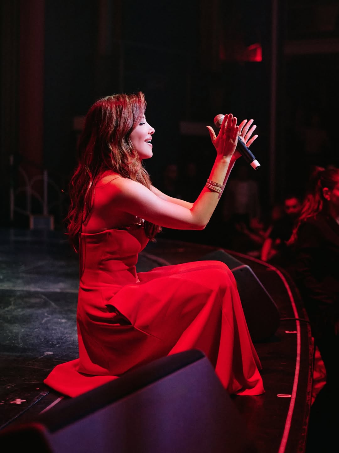 نانسي عجرم بثوب سترابلس باللون الأحمر الموحد