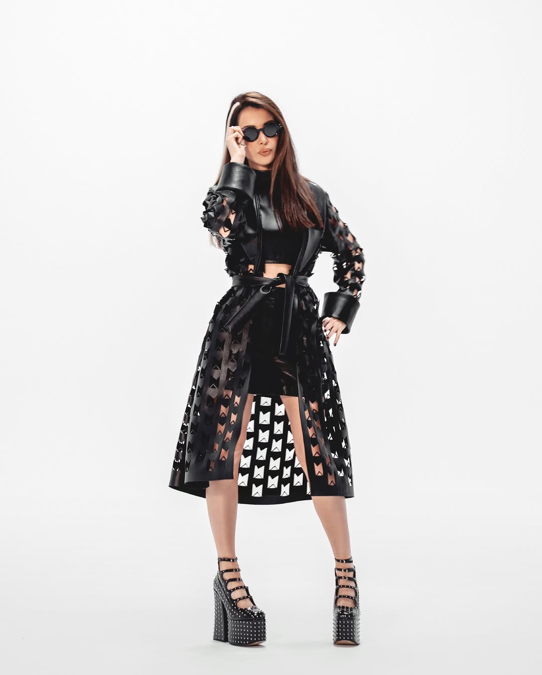 نانسي عجرم بصيحة الشورت الجلد بصيحة المونوكروم باللون الأسود