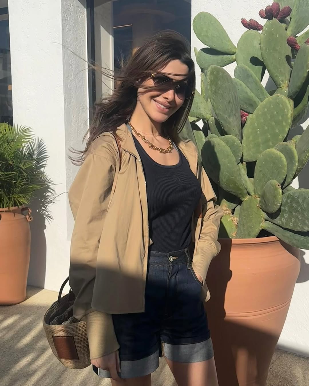 نانسي عجرم بصيحة الشورت من الدنيم الداكن بالأطراف المثنية