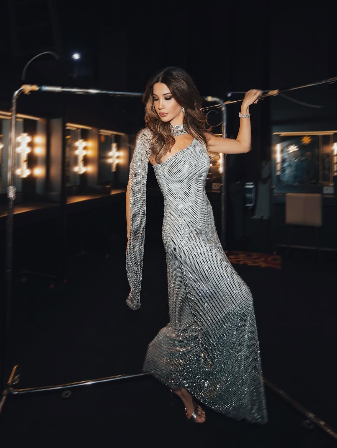 نانسي تستعرض أناقتها بفستان كريستالي