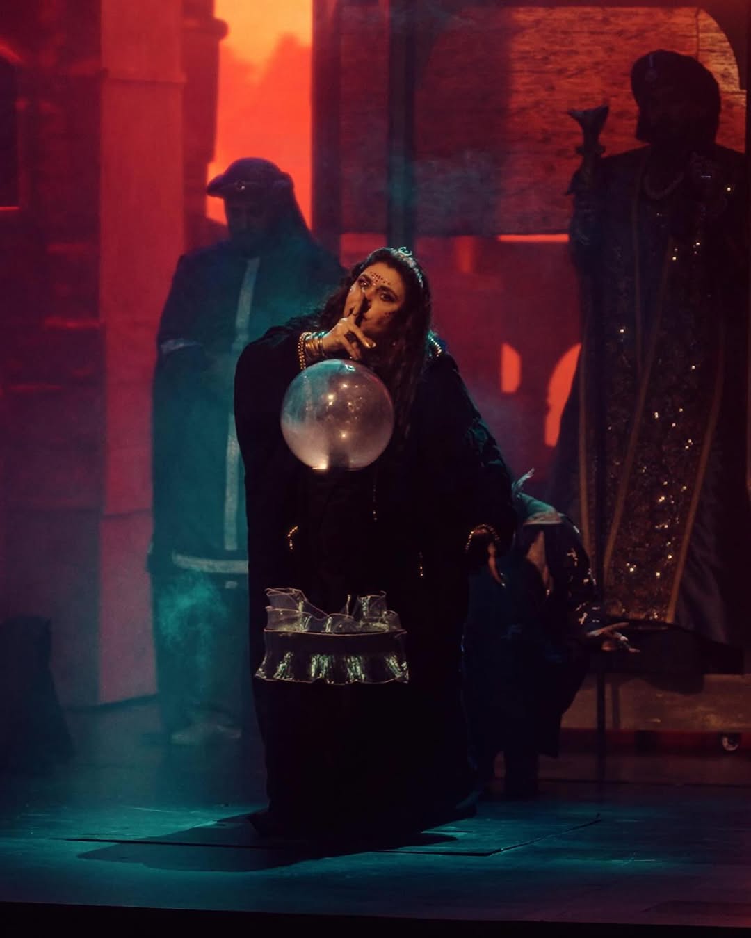 نجاح متواصل لعروض مسرحية "زرقون والمصباح السحري"
