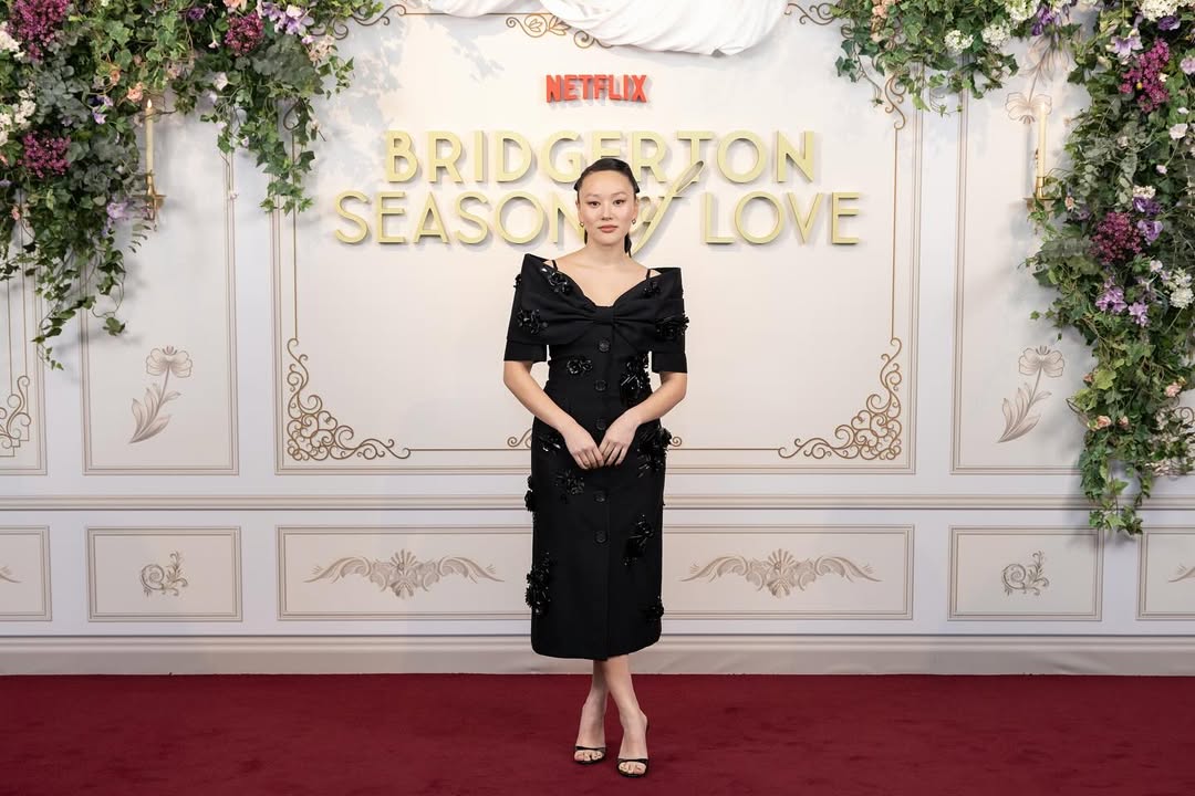 نجمة بريدجرتون بفستان سهرة هادئ باللون الأسود الموحد