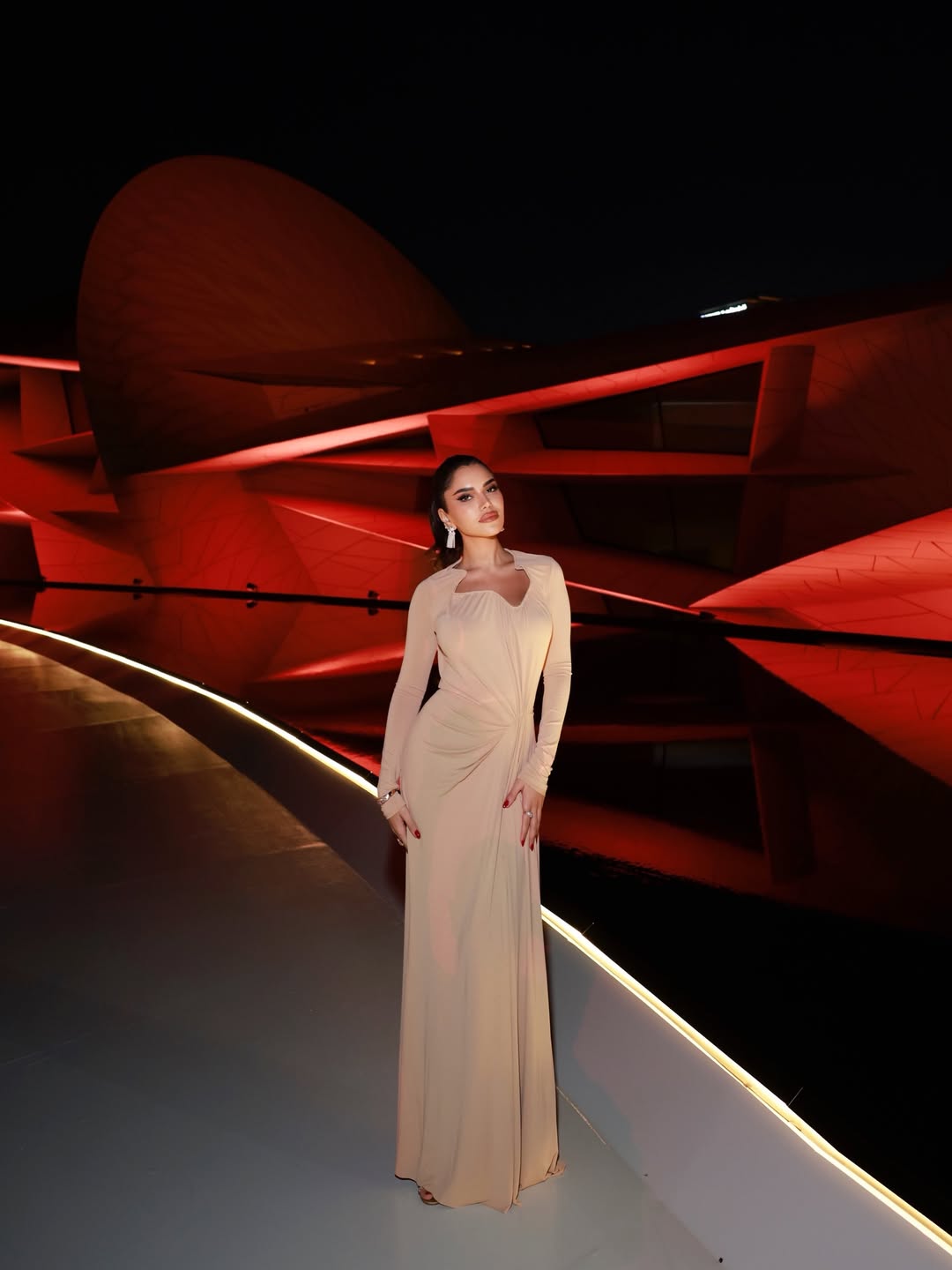 نجود الرميحي بإطلالة وقورة باللون البيج