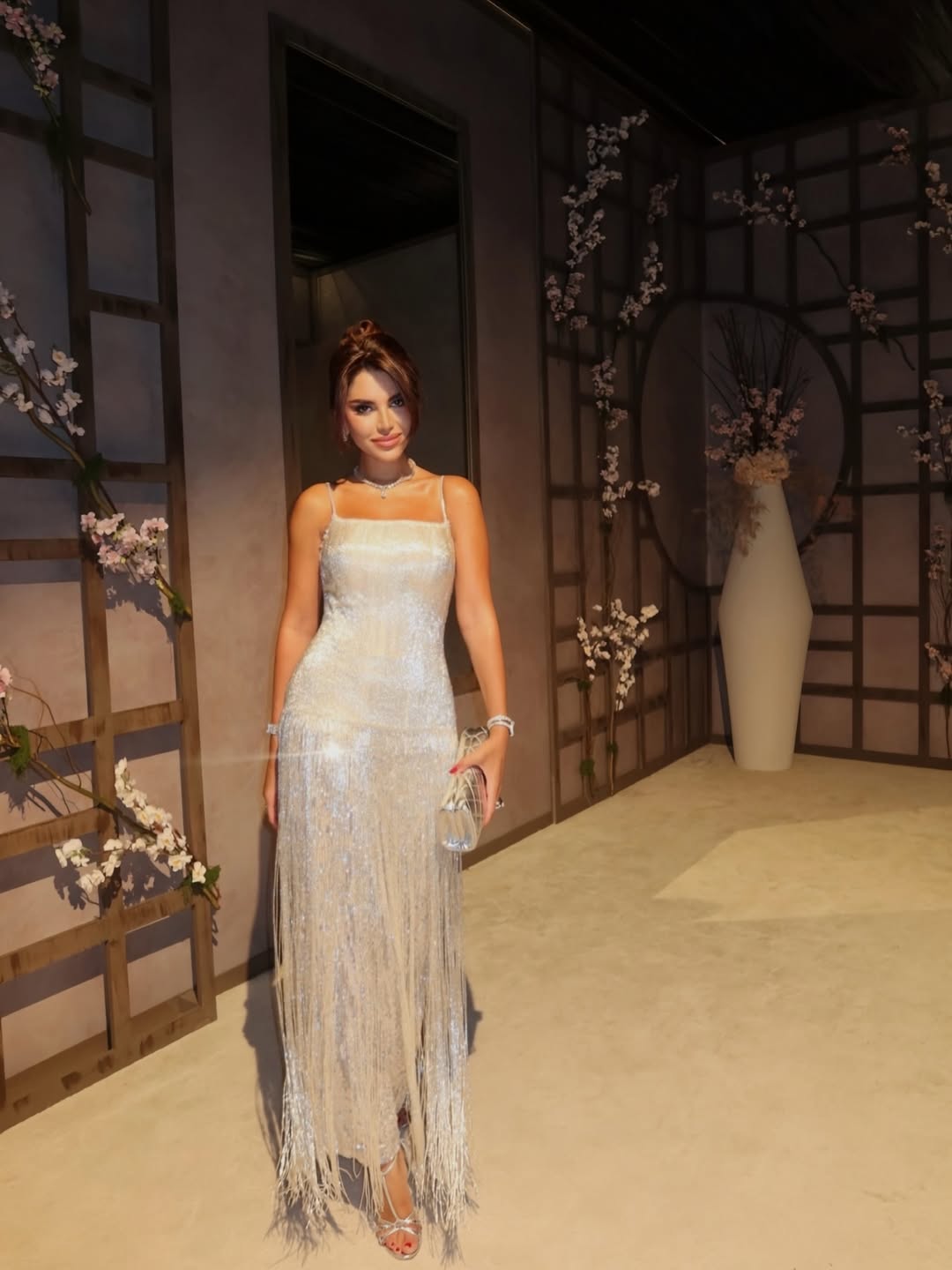 نجود الرميحي بالفستان الفضي الطويل