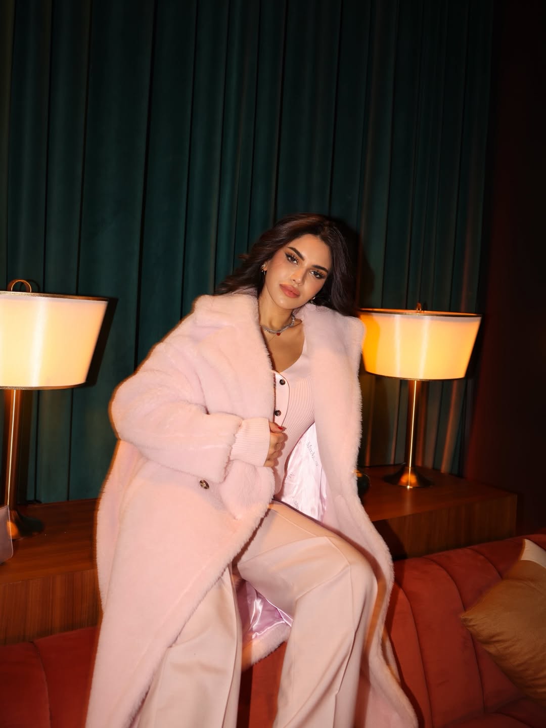 نجود الرميحي بالمعطف الصوفي العريض بقصة أوفر سايز