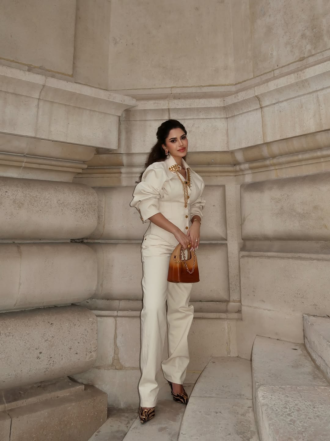 نجود الرميحي بستايل كلاسيكي من ماركة Schiaparelli