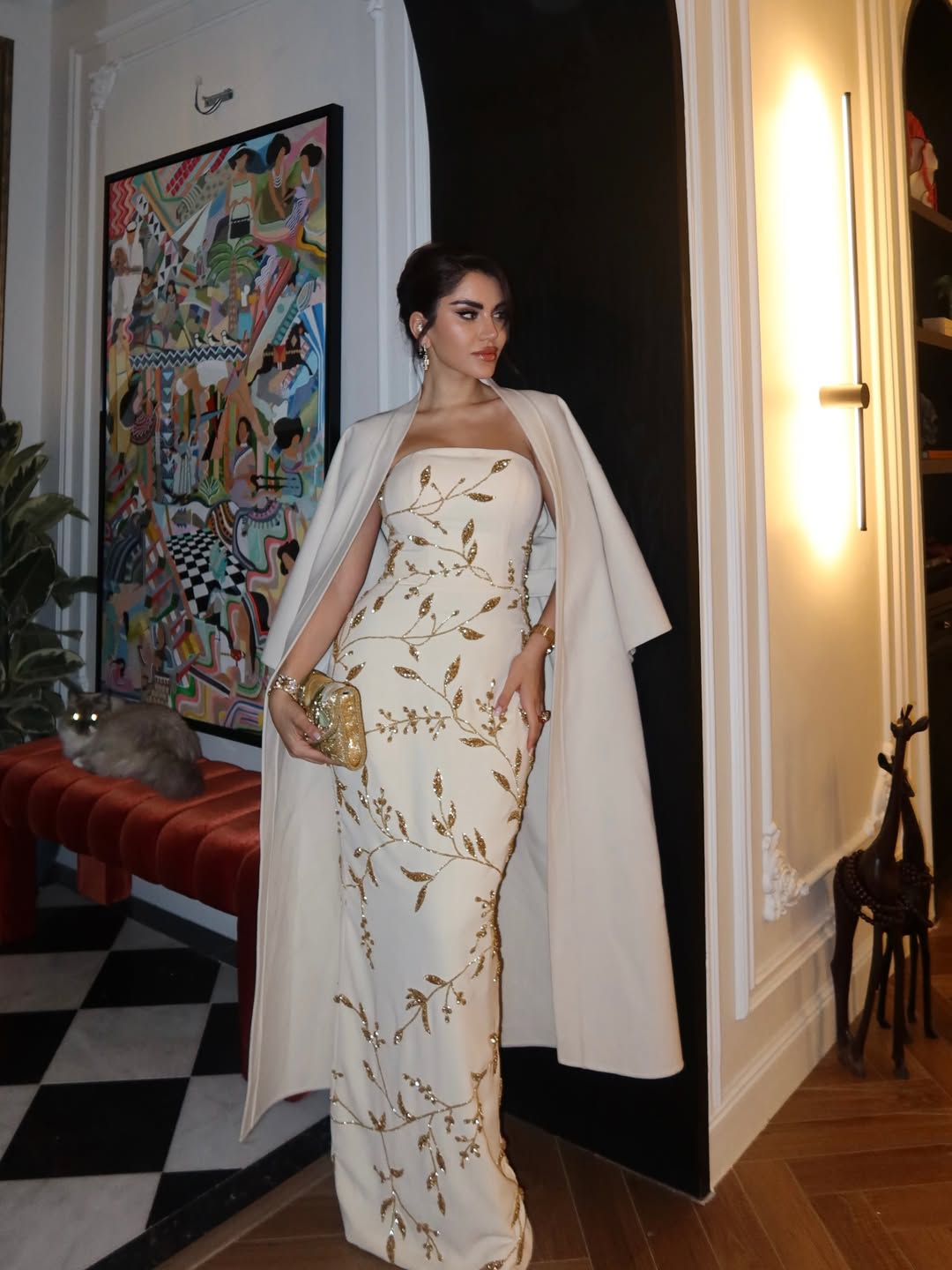 نجود الرميحي بفستان سهرة رقيق باللون البيج من تصميم هبة القرشي