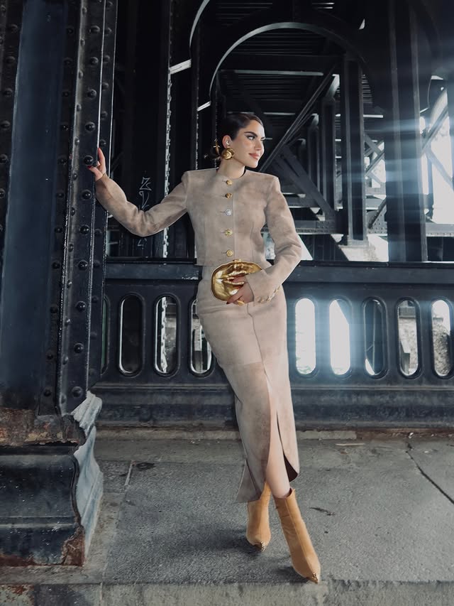 نجود الرميحي بإطلالة أنيقة دافئة باللون البيج